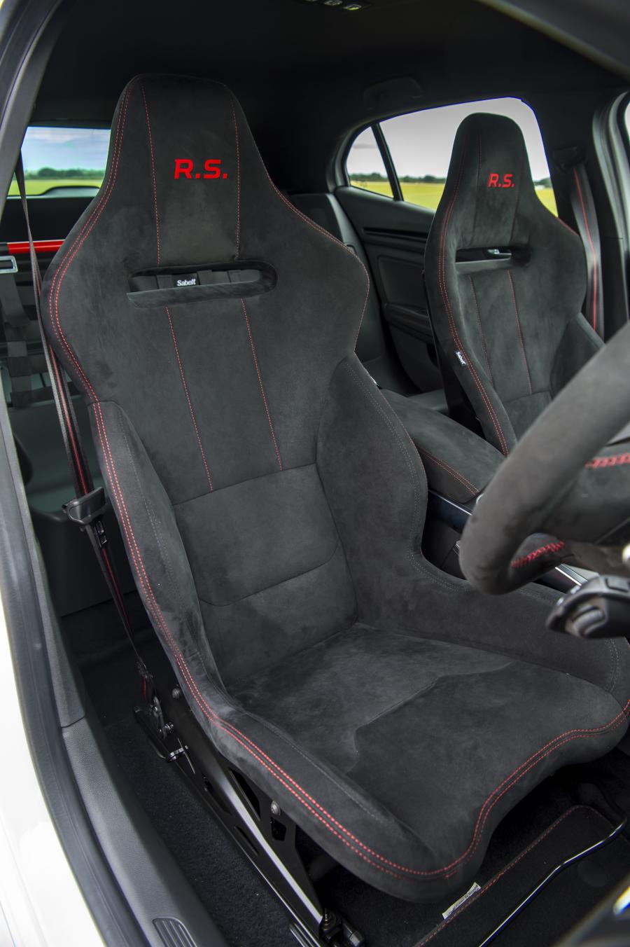 Интерьер Renault Megane R.S. Trophy-R 2019 года  (UK) (фото 43 из 46)